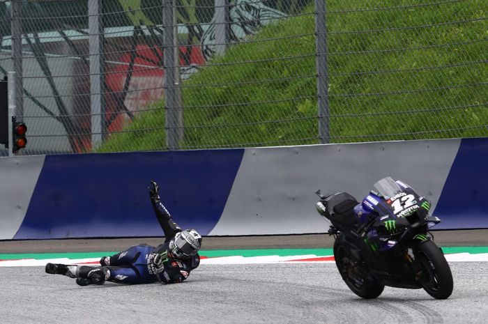 Maverick Vinales lompat dari motor pada balapan MotoGP Stiria 2020