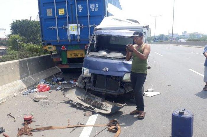 Daihatsu Gran Max diterjang truk trailer saat mogok di bahu jalan tol JORR, pengemudi tewas karena spontan loncat 
