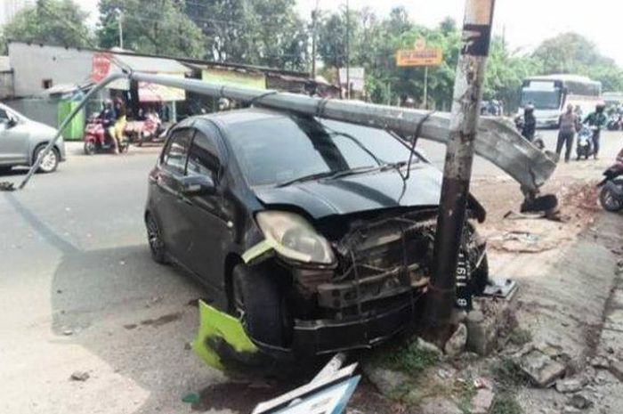 Toyota Yaris terlibat kecelakaan tunggal sampai kejatuhan tiang