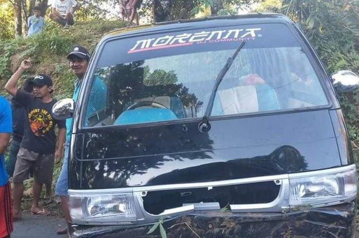 Suzuki Carry pikap diadang balok kayu karena dilarikan maling di Bulukumba