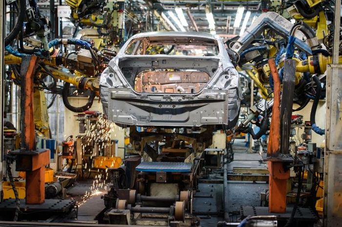 Ilustrasi kegiatan produksi pabrik Nissan