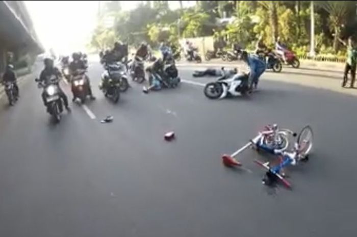 Beredar sebuah video yang berisi seorang pesepeda ditabrak motor di sebuah jalan raya di grup percakapan Whatsapp.(Tangkapan layar)