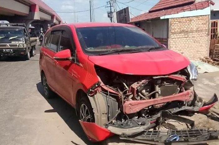 Daihatsu Sigra ambrol depan dan timbulkan dentuman keras usai hantam trotoar di flyover Keramasan, Palembang