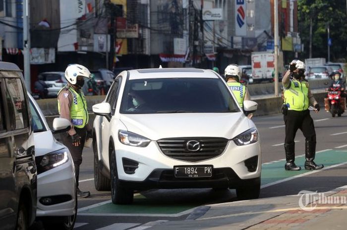 Petugas Satlantas Polres Metro Jakarta Pusat melakukan razia pelanggaran aturan nomor ganjil genap di Jalan Kyai Caringin, kawasan Cideng, Jakarta Pusat, Selasa (11/8/2020).