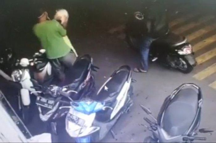 Rekaman CCTV saat pelaku mencuri motor di halaman minimarket kawasan Kembangan, Jakarta Barat.  