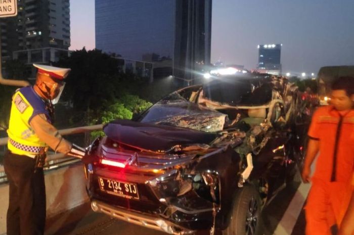 Mitsubishi Xpander mengalami kecelakaan di Tol Layang Slipi