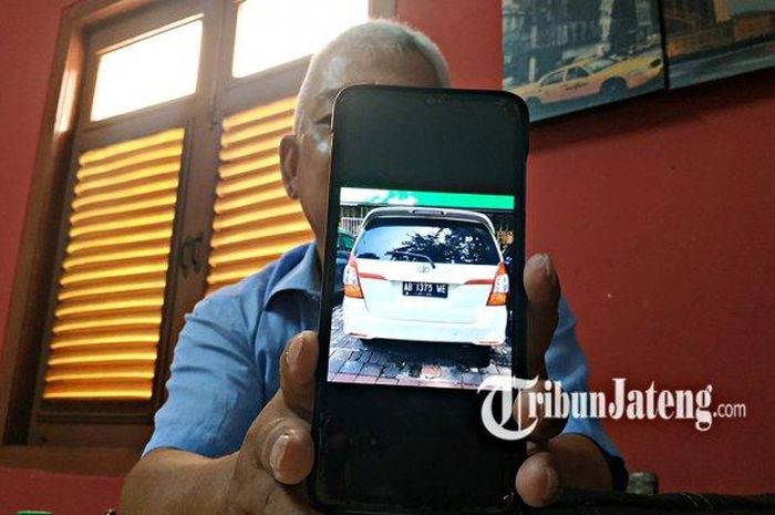 Korban menunjukkan mobil Kijang Innova yang dicuri Niko Tatang dan sudah berubah warnanya, Senin (24/8/2020). 
