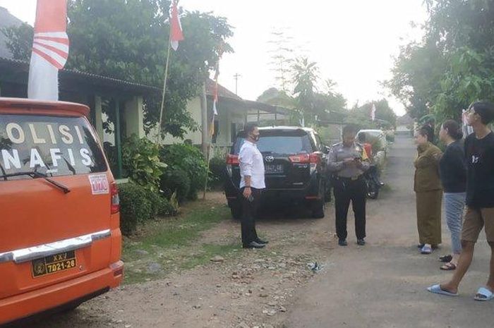Inafis Polresta Bandar Lampung melakukan olah TKP. BREAKING NEWS Bandit Pecah Kaca Beraksi di Asrama Korem, Gasak Uang Rp 600 juta Dalam Pajero.  