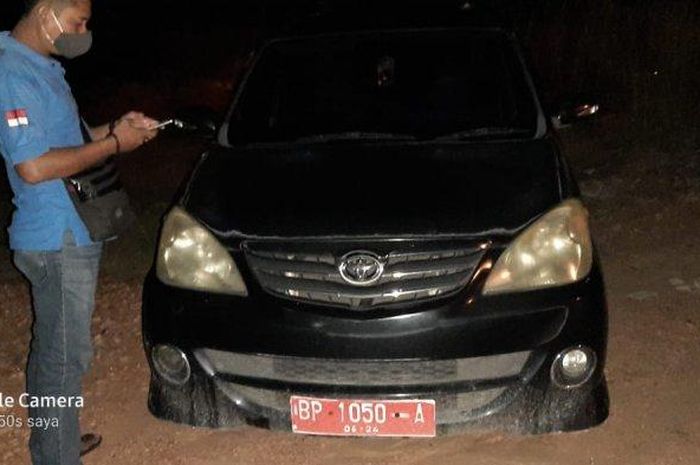 Toyota Avanza pelat merah yang terparkir di tempat gelap menjadi misteri