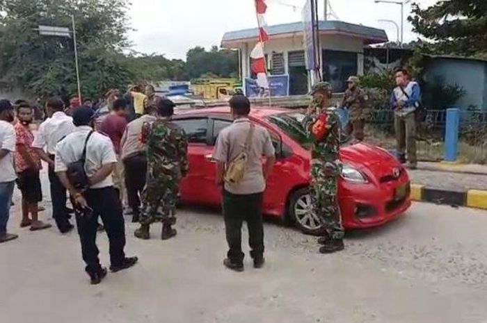 Toyota Yaris berisi dua pencuri modus pecah kaca dicegat petugas, berusah lari lewat pelabuhan Tanjung Kalian, Muntok, Bangka Barat