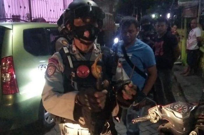 Suasana saat UPCR Angngaru Polres Pelabuhan Makassar mengamankan lokasi pertikaian ayah dan anak di Jl Sabutung, Makassar, Rabu (2682020) malam.  