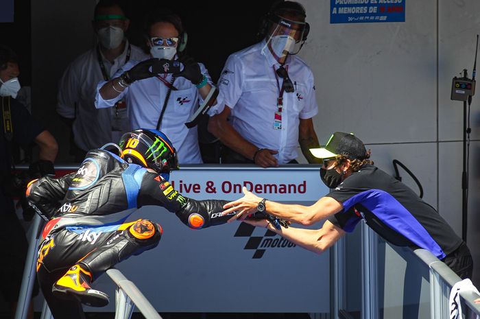 Valentino Rossi memberikan ucapan selamat kepada Luca Marini atas kemenangannya di Moto2 Spanyol 2020