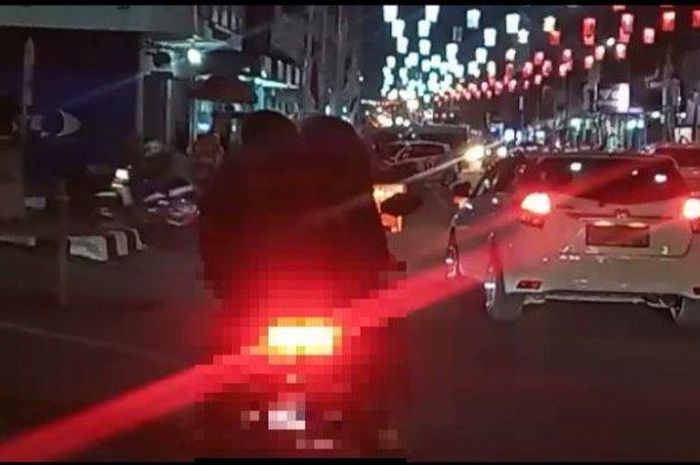 viral pasangan muda ciuman di atas motor lalu terjatuh di Purwakarta 