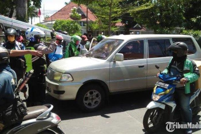 Toyota Kijang Diesel yang ditemukan pengemudinya sudah terbujur kaku saat berhenti di lampu merah, Tegalsari, kota Surabaya