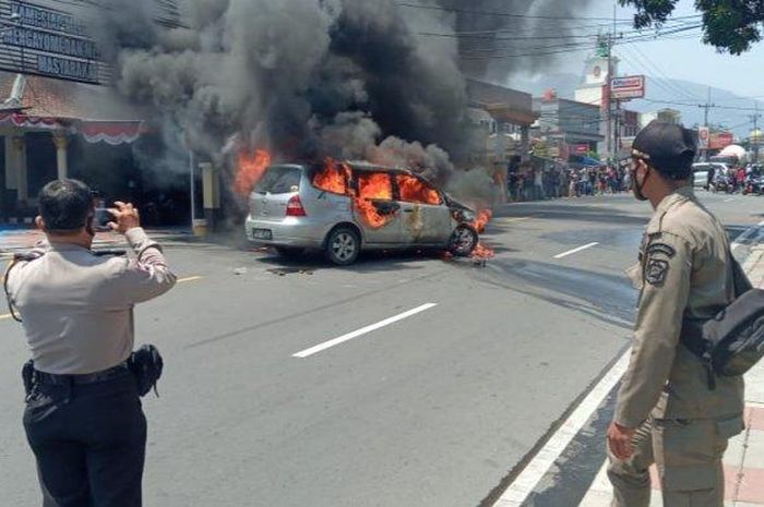 Sebuah mobil pribadi di Jalan Raya Puncak, Desa Cipayung, Kabupaten Bogor hangus terbakar, Rabu (26/8/2020) siang.  