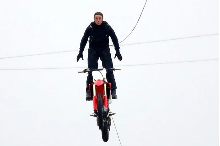 Tanpa peran pengganti, Tom Cruise terjun payung dengan motor trail saat syuting film Mission Impossible 7 