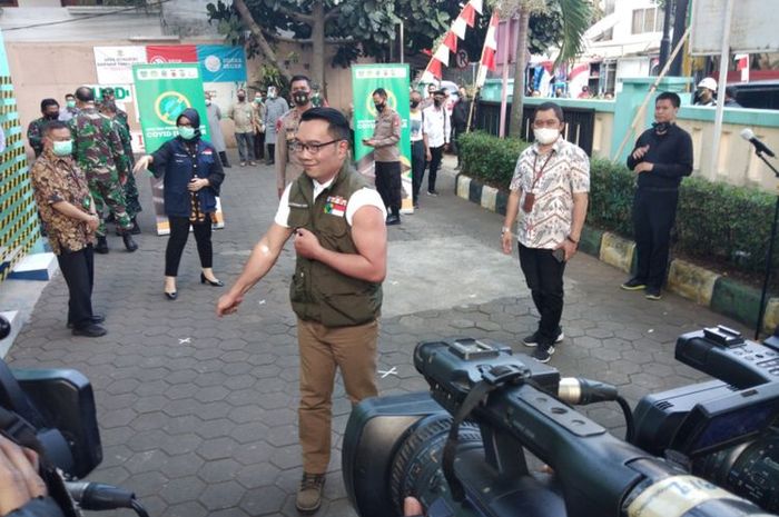 Gubernur Jawa Barat Ridwan Kamil saat memperlihatkan bekas pemeriksaan darah dan penyuntikan calon vaksin Covid-19 buatan Sinovac di Puskesmas Garuda, Kota Bandung, Jumat (28/8/2020).