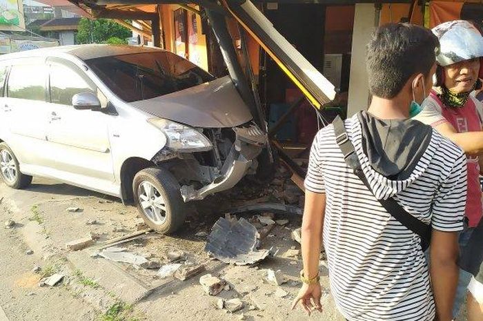 Toyota Avanza Veloz yang tabrak mobil dan motor lalu porak-porandakan cafe di persimpangan Patung Ikan Kelabau, Jl Pangeran Samudera, Banjarmasin, Kalsel