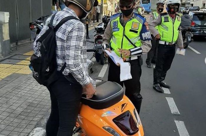 Vespa terjaring razia tak memakai pelat nomor di Jl Panglima Polim dan Jl Fatmawati Raya, Jakarta Selatan