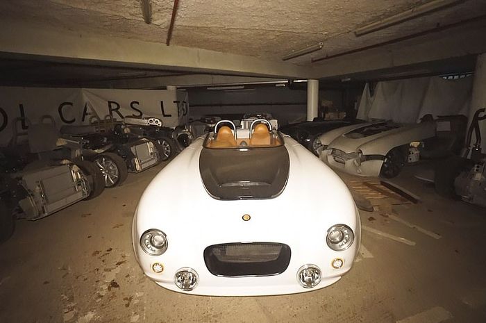 YouTuber temukan bangunan kosong yang isinya mobil mewah senilai miliaran rupiah