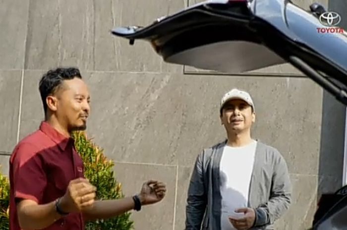 Raditya Dika dan Trybowo Laksono saat menjajal fitur Activated Kick Sensor di Toyota Corolla Cross