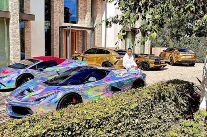 Aubameyang pamer koleksi supercar miliknya yang dibalut lapisan perak, emas, dan warna pelangi