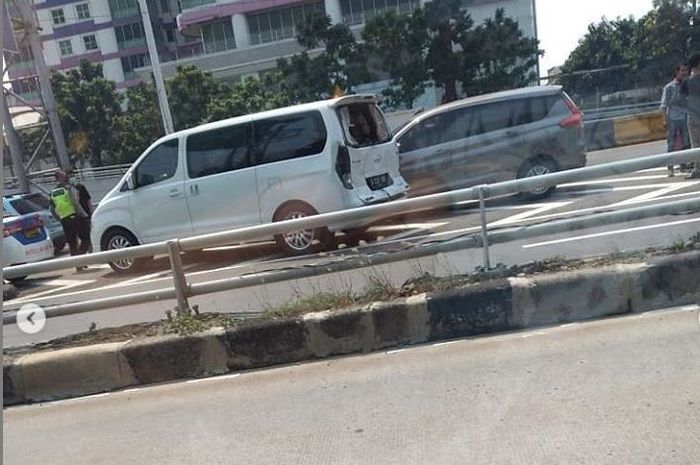 Hyundai H-1 yang terobos hingga robohkan pagar tol Tomang usai disundul truk dari belakang