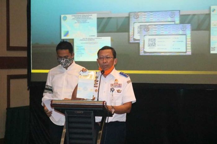 Dirjen Perhubungan Darat Kemenhub RI Budi Setyadi dan Kasatreskrim Polres Malang AKP Tiksnarto Andaru Rahutomo saat menunjukkan kartu BLUe yang dipalsukan, Kamis (27/8/2020).