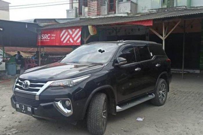 Kondisi Toyota Fortuner yang bolong kaca depan ditembus besi ledakan bengkel las hingga kepala pengemudi pecah