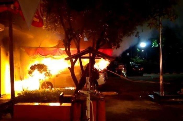 Mitsubishi Xpander yang dibakar ratusan orang tak dikenal di area parkir Polsek Ciracas