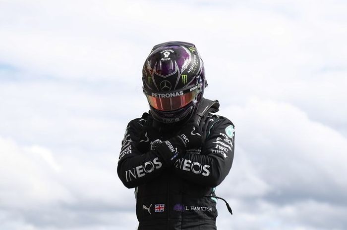 Lewis Hamilton berpose 'Wakanda Forever' usai resmi meraih pole position F 1 Belgia untuk mendiang Chadwick Boseman