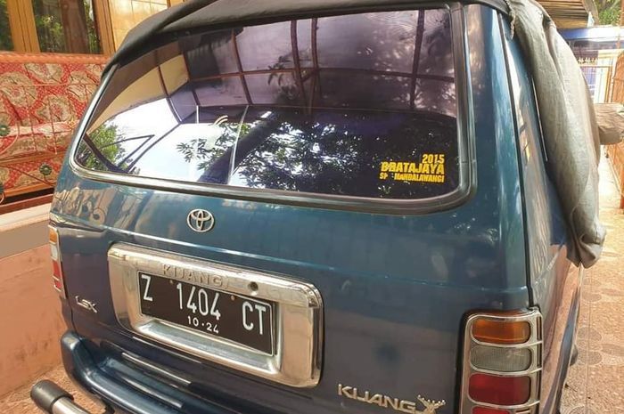 Mobil Toyota Kijang yang viral lantaran dituduh menghalangi ambulans di Garut pada Jumat (14/8/2020). Padahal mobil tersebut tak pernah keluar garasi semenjak pemiliknya meninggal.