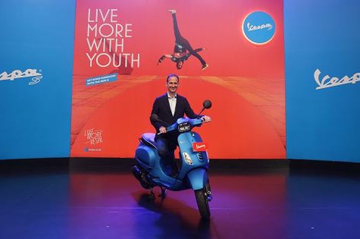 Marco Noto La Diega, President Director  of PT Piaggio Indonesia bersama Vespa S 125 i-get