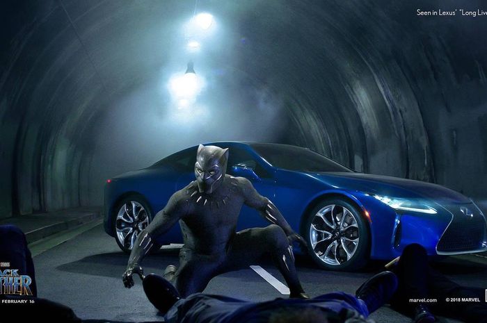 Chadwick Boseman pemeran T'Challa atau Black Panther berpose di samping Lexus LC 500