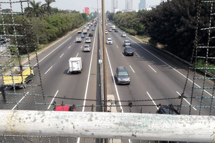 alan layang Jalan Pesanggrahan, Kembangan, Jakarta Barat menjadi lokasi pelemparan batu yang dilakukan MR (40) terhadap pengguna jalan tol Jorr pada Senin (16/7/2018).(KOMPAS.com/ RIMA WAHYUNINGRUM)