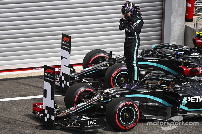 Lewis Hamilton melakukan pose 'Wakanda Forever' setelah mendapat pole position di F1 Belgia 2020