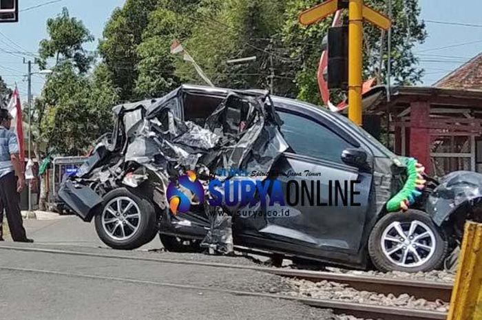Toyota Calya ringsek depan belakng setelah diterjang kereta api