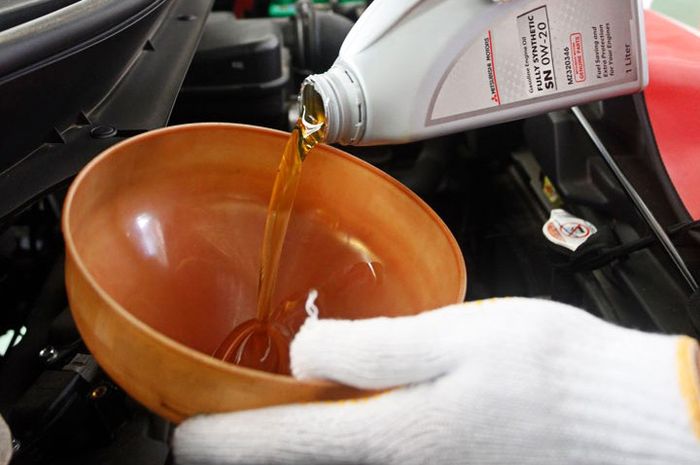 Jika mobil lama tidak digunakan akan terjadi pengendapan oli mesin di bagian bak penampang oli atau carter