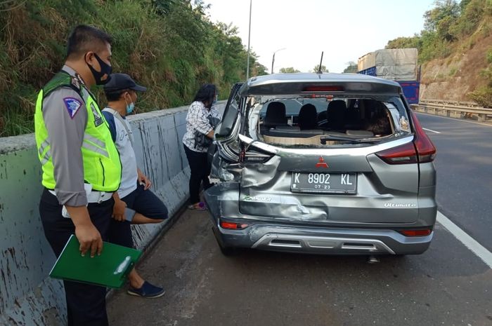 Mitsubishi Xpander yang terlibat kecelakaan karambol di tol Gayamsari, kota Semarang