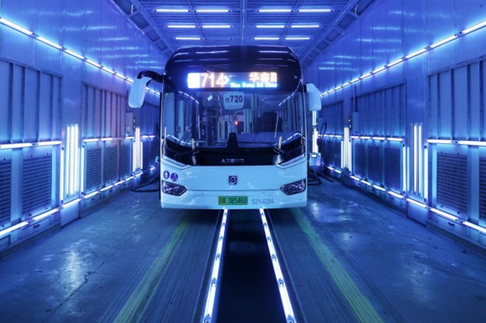 Ilustrasi bus yang disterilkan dengan sinar UV di China(AFP)