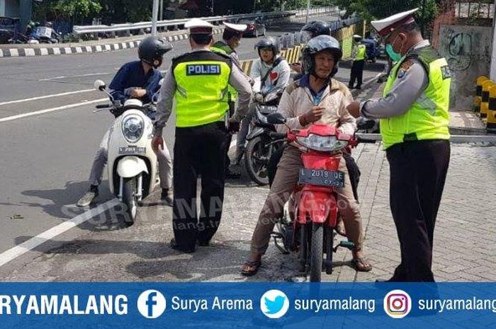 Ilustrasi - Kegiatan operasi penindakan pengendara sepeda motor yang melintas di Fly Over Jalan Ahmad Yani, Kecamatan Blimbing, Kota Malang, Senin (10/2/2020).  