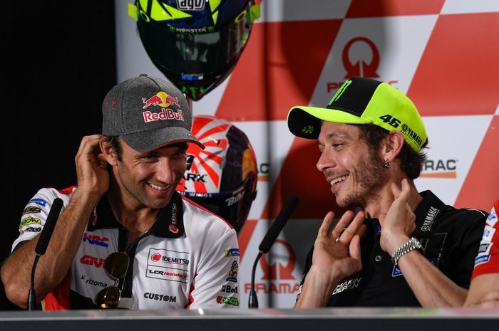 Johann Zarco sempat dicecar oleh Valentino Rossi terkait kecelakaan horor di MotoGP Austria 2020. Ternyata Zarco malah beri pujian ke Rossi.