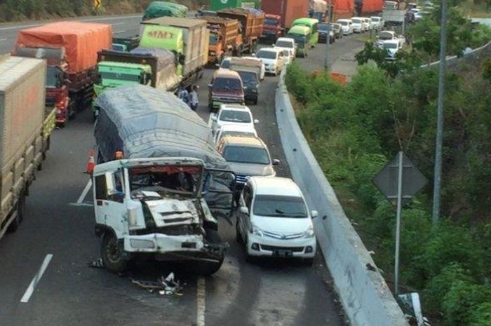 Satu truk ringsek belum dievakuasi menyebabkan kepadatan lalu lintas usai mengalami kecelakaan beruntun di Jalan Tol Banyumanik-Gayamsari, tepatnya di daerah Jangli, Kota Semarang, Minggu (30/8/2020) sore. 