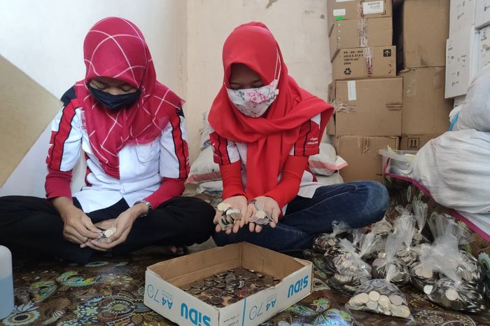 Beli Honda Scoopy pakai uang logam, karyawan dealer Honda di Demak perlu lima jam buat menghitung koin satu galon penuh