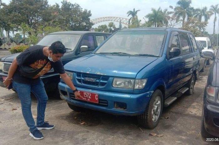 Toyota Kijang Kapsul dan Isuzu Panther pelat merah siap dilelang Pemkab Kukar