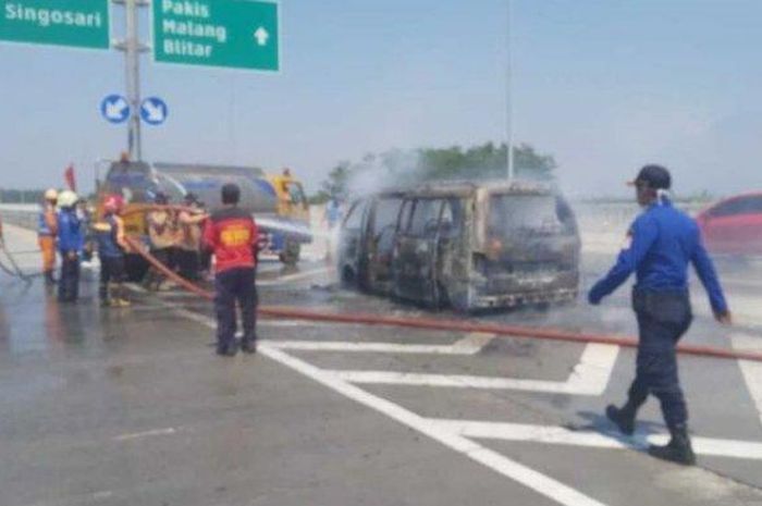 KIA Pregio terbakar di tol Pandaan-Malang KM 88/A