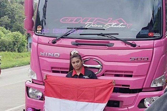 Devi Stefani, perempuan sopir truk yang menjelajah dari Jember ke Sumbar.  