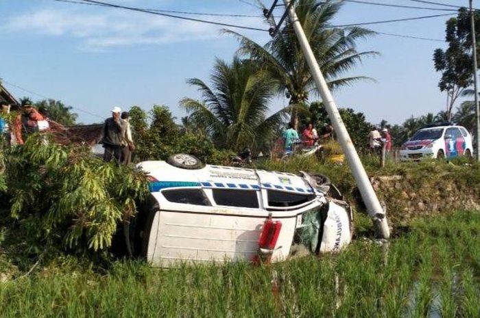 Wuling Confero ambulans terguling ke sawah di Tanggamus, Lampung