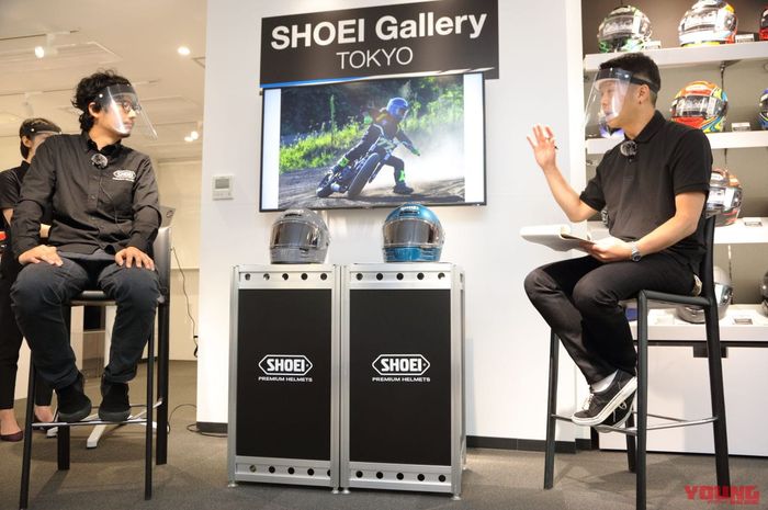 Mr. Fukuyama, desainer Shoei dan Mr. Masashi Kono, jurnalis otomotif di Jepang saat memperlihatkan Shoei Glamster.