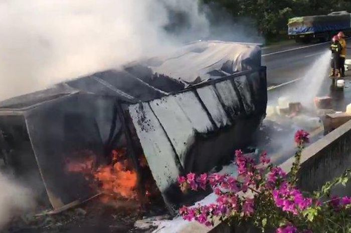 Sebuah kendaraan truk boks pengangkut bahan kimia terbakar setelah terguling di Tol Jagorawi KM 39, Kabupaten Bogor, Selasa (1/9/2020). 
